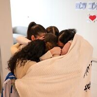חמש התצפיתניות שנחטפו ממוצב נחל עוז מתאחדות בבית החולים בישראל לאחר ששוחררו מהשבי, 30 בינואר 2025 (צילום: דובר צה"ל) חמש התצפיתניות שנחטפו ממוצב נחל עוז מתאחדות בבית החולים בישראל לאחר ששוחררו מהשבי, 30 בינואר 2025 (צילום: דובר צה"ל)