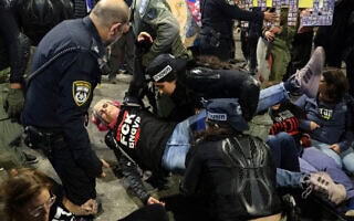 עימותים בין מפגינים לשוטרים בהפגנה לשחרור החטופים בתל אביב, 4 בינואר 2025 (צילום: Jack GUEZ / AFP) עימותים בין מפגינים לשוטרים בהפגנה לשחרור החטופים בתל אביב, 4 בינואר 2025 (צילום: Jack GUEZ / AFP)