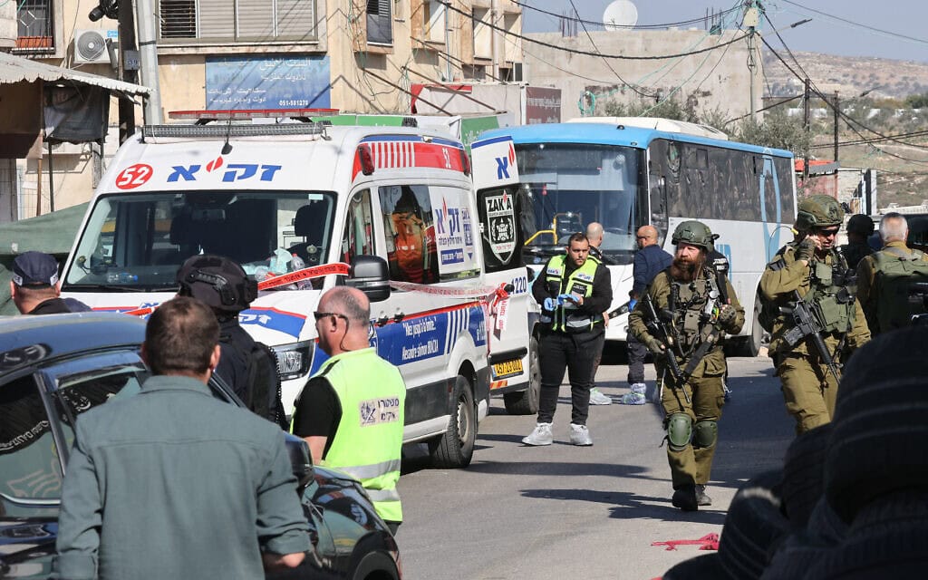 אנשי צבא, משטרה וזיהוי קורבנות אסון (זק"א) בזירת הפיגוע באל-פונדוק, 6 בינואר 2025 (צילום: GIL COHEN-MAGEN / AFP) אנשי צבא, משטרה וזיהוי קורבנות אסון (זק"א) בזירת הפיגוע באל-פונדוק, 6 בינואר 2025 (צילום: GIL COHEN-MAGEN / AFP)