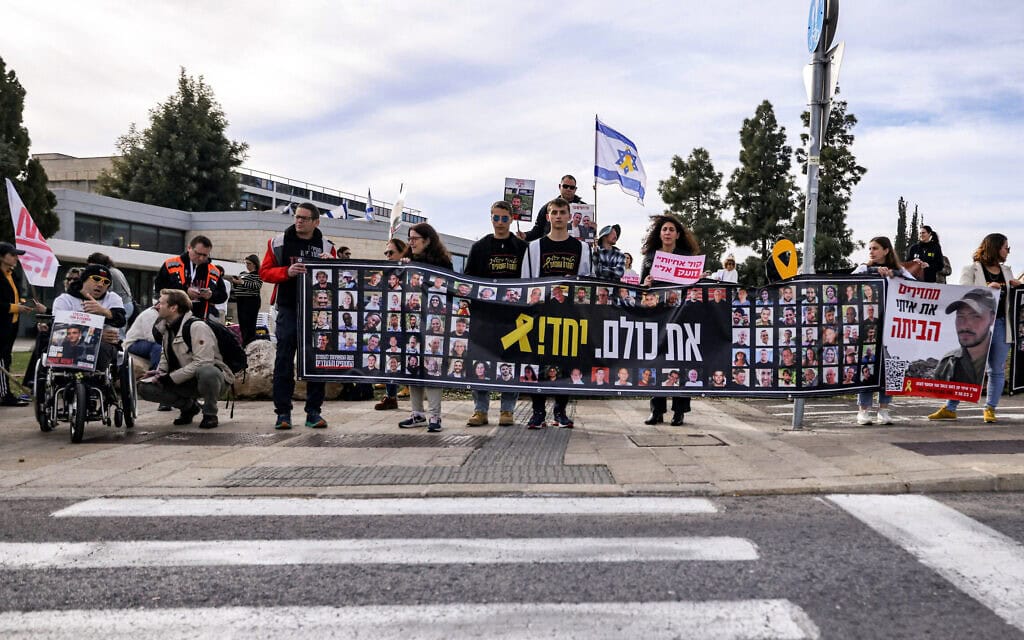 מפגינים מול משרד ראש הממשלה בירושלים בדרישה להסכם הפסקת אש ושחרור חטופים, 14 בינואר 2025 (צילום: HAZEM BADER / AFP) מפגינים מול משרד ראש הממשלה בירושלים בדרישה להסכם הפסקת אש ושחרור חטופים, 14 בינואר 2025 (צילום: HAZEM BADER / AFP)