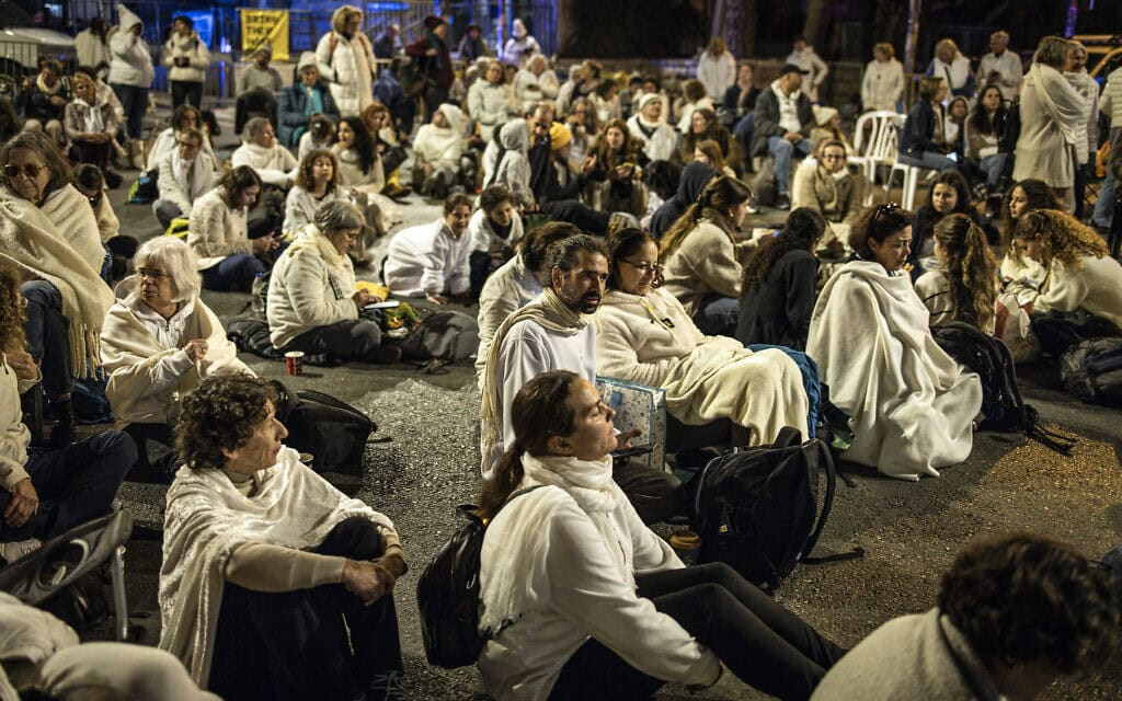 מפגינים, הקוראים לשחרור החטופים המוחזקים ברצועת עזה, מוחים ליד ביתו של ראש הממשלה בנימין נתניהו בירושלים, 15 בינואר 2025 (צילום: John Wessels / AFP) מפגינים, הקוראים לשחרור החטופים המוחזקים ברצועת עזה, מוחים ליד ביתו של ראש הממשלה בנימין נתניהו בירושלים, 15 בינואר 2025 (צילום: John Wessels / AFP)