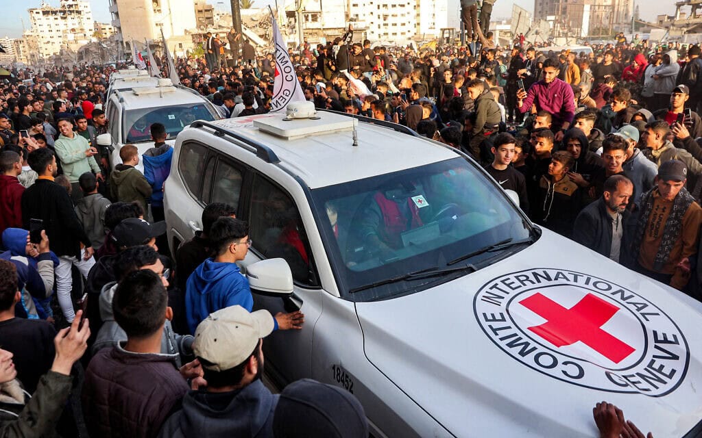 העברת החטופות לרכבים של הצלב האדום בכיכר א-סריא שבמערב עזה, ב-19 בינואר 2025 (צילום: Omar AL-QATTAA / AFP)