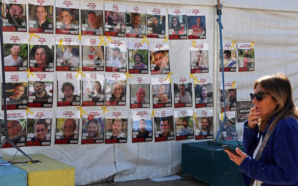 דיוקנותיהם של חטופים ושל חללים, המוחזקים ברצועת עזה, בתל אביב, 21 בינואר 2025 (צילום: Jack GUEZ / AFP)