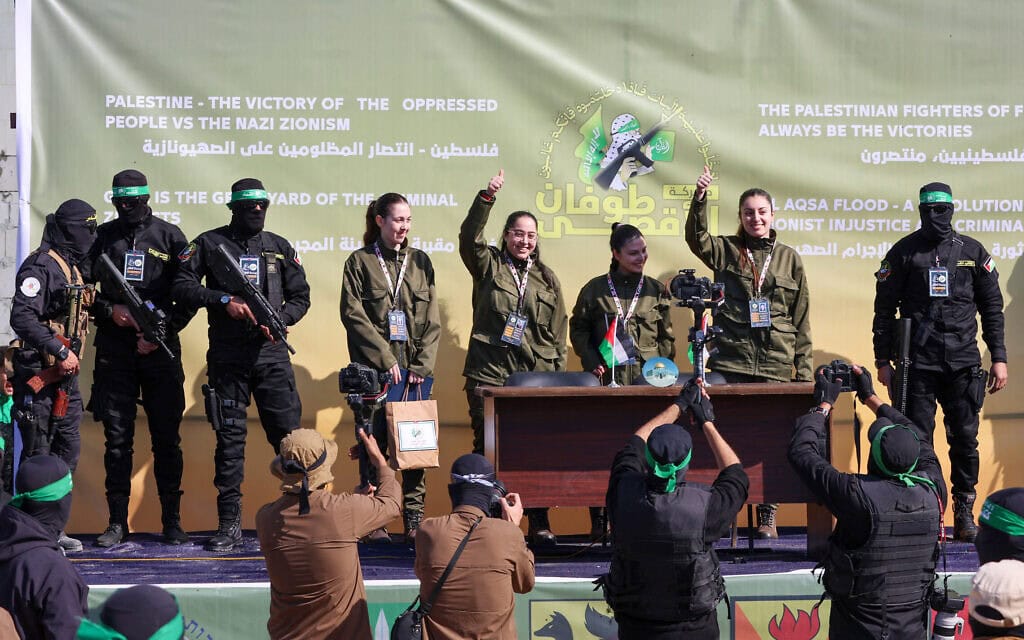 דניאלה גלבוע, נעמה לוי, קרינה ארייב ולירי אלבג על הבמה בכיכר פלסטין. 25 בינואר 2025 (צילום: John Wessels / AFP)