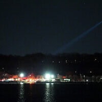 מסוק מסייע בפעולות חיפוש והצלה בנהר הפוטומק לאחר התרסקות המטוס בוושינגטון. 30 בינואר 2025 (צילום: Getty Images via AFP) מסוק מסייע בפעולות חיפוש והצלה בנהר הפוטומק לאחר התרסקות המטוס בוושינגטון. 30 בינואר 2025 (צילום: Getty Images via AFP)