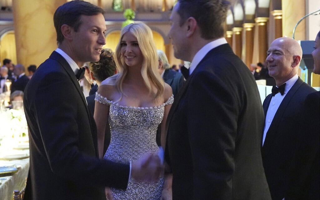 ג'ף בזוס, אילון טראמפ, איוונקה טראמפ וג'ארד קושנר בארוחת ערב חגיגית בוושינגטון לקראת השבעתו של דונלד טראמפ, 19 בינואר 2025 (צילום: AP Photo/Evan Vucci) ג'ף בזוס, אילון טראמפ, איוונקה טראמפ וג'ארד קושנר בארוחת ערב חגיגית בוושינגטון לקראת השבעתו של דונלד טראמפ, 19 בינואר 2025 (צילום: AP Photo/Evan Vucci)