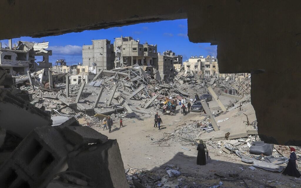 פלסטינים צועדים בין ההריסות ברפיח, בדרום רצועת עזה, 20 בינואר 2025 (צילום: AP Photo/Mariam Dagga) פלסטינים צועדים בין ההריסות ברפיח, בדרום רצועת עזה, 20 בינואר 2025 (צילום: AP Photo/Mariam Dagga)