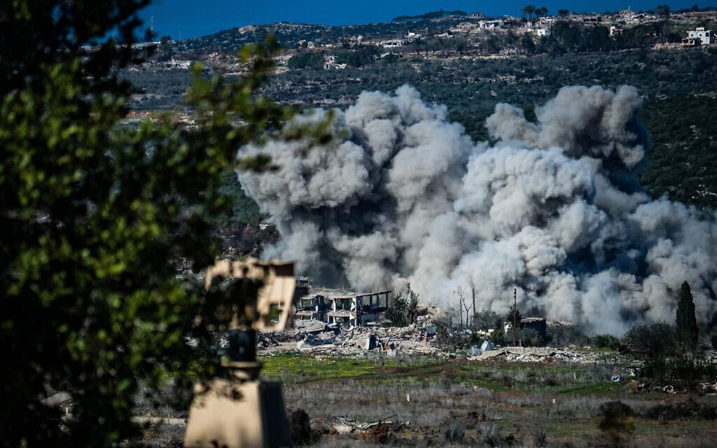 עשן מיתמר לאחר פיצוץ בכפר בדרום לבנון, כפי שנראה מהצד הישראלי של הגבול, 3 בינואר 2025 (צילום: אריק מרמור/פלאש90) עשן מיתמר לאחר פיצוץ בכפר בדרום לבנון, כפי שנראה מהצד הישראלי של הגבול, 3 בינואר 2025 (צילום: אריק מרמור/פלאש90)