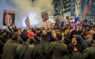 משטרה בהפגנה לשחרור החטופים, תל אביב, 4 בינואר 2025 (צילום: איתי רון, פלאש90) משטרה בהפגנה לשחרור החטופים, תל אביב, 4 בינואר 2025 (צילום: איתי רון, פלאש90)