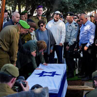 זהבה שאול, אמו של החייל הישראלי אורון שאול ז"ל, מתאבלת על קברו במהלך הלווייתו בבית העלמין בפוריה עילית, 20 בינואר 2025 (צילום: אייל מרגולין/פלאש90) זהבה שאול, אמו של החייל הישראלי אורון שאול ז"ל, מתאבלת על קברו במהלך הלווייתו בבית העלמין בפוריה עילית, 20 בינואר 2025 (צילום: אייל מרגולין/פלאש90)