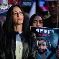 עינב צנגאוקר ומשפחות החטופים במסיבת עיתונאים בתל אביב, 25 בינואר 2025 (צילום: אבשלום ששוני/פלאש90) עינב צנגאוקר ומשפחות החטופים במסיבת עיתונאים בתל אביב, 25 בינואר 2025 (צילום: אבשלום ששוני/פלאש90)