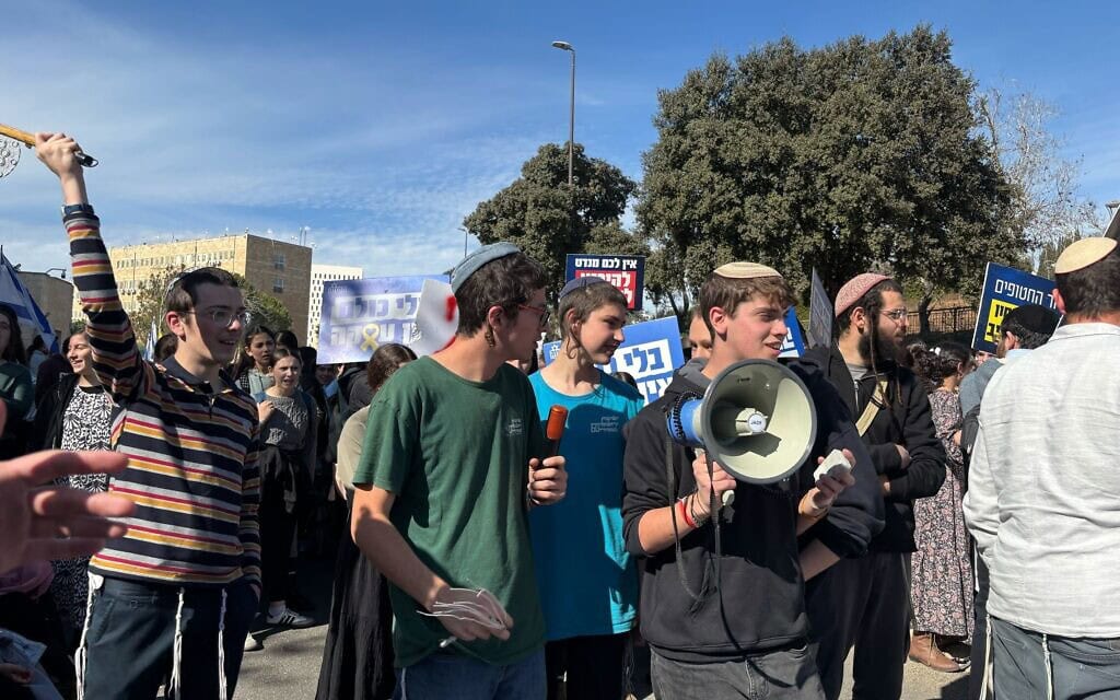 הפגנה נגד עסקה ליד הכנסת. 16 בינואר 2025 (צילום: צ׳רלי סאמרס) הפגנה נגד עסקה ליד הכנסת. 16 בינואר 2025 (צילום: צ׳רלי סאמרס)