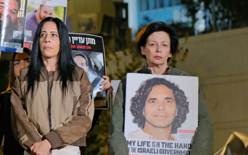 עינב צנגאוקר אמו של מתן החטוף בעזה לצד יפעת קלדרון, בת דודתו של עופר קלדרון. 11 בינואר 2025 (צילום: אדר איל Adar Eyal) עינב צנגאוקר אמו של מתן החטוף בעזה לצד יפעת קלדרון, בת דודתו של עופר קלדרון. 11 בינואר 2025 (צילום: אדר איל Adar Eyal)