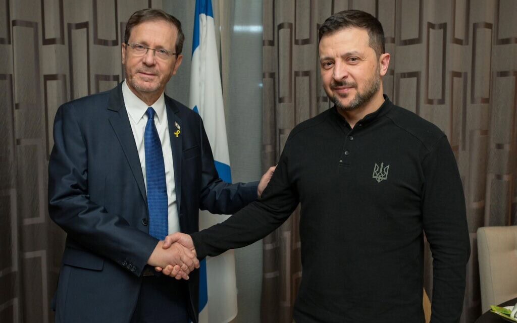 הנשיא יצחק הרצוג לוחץ את ידו של נשיא אוקראינה ולודימיר זלנסקי בכנס הכלכלי העולמי בדאבוס. 22 בינואר 2025 (צילום: מעיין טואף/לע״מ) הנשיא יצחק הרצוג לוחץ את ידו של נשיא אוקראינה ולודימיר זלנסקי בכנס הכלכלי העולמי בדאבוס. 22 בינואר 2025 (צילום: מעיין טואף/לע״מ)