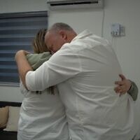 המפגש של אגם ברגר עם הוריה, בנקודת הקליטה הקדמית בבסיס רעים. 30 בינואר 2025 (צילום: דובר צה המפגש של אגם ברגר עם הוריה, בנקודת הקליטה הקדמית בבסיס רעים. 30 בינואר 2025 (צילום: דובר צה