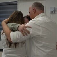 המפגש של אגם ברגר עם הוריה, בנקודת הקליטה הקדמית בבסיס רעים. 30 בינואר 2025 (צילום: דובר צה המפגש של אגם ברגר עם הוריה, בנקודת הקליטה הקדמית בבסיס רעים. 30 בינואר 2025 (צילום: דובר צה