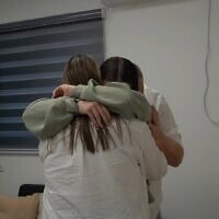 המפגש של אגם ברגר עם הוריה, בנקודת הקליטה הקדמית בבסיס רעים. 30 בינואר 2025 (צילום: דובר צה המפגש של אגם ברגר עם הוריה, בנקודת הקליטה הקדמית בבסיס רעים. 30 בינואר 2025 (צילום: דובר צה