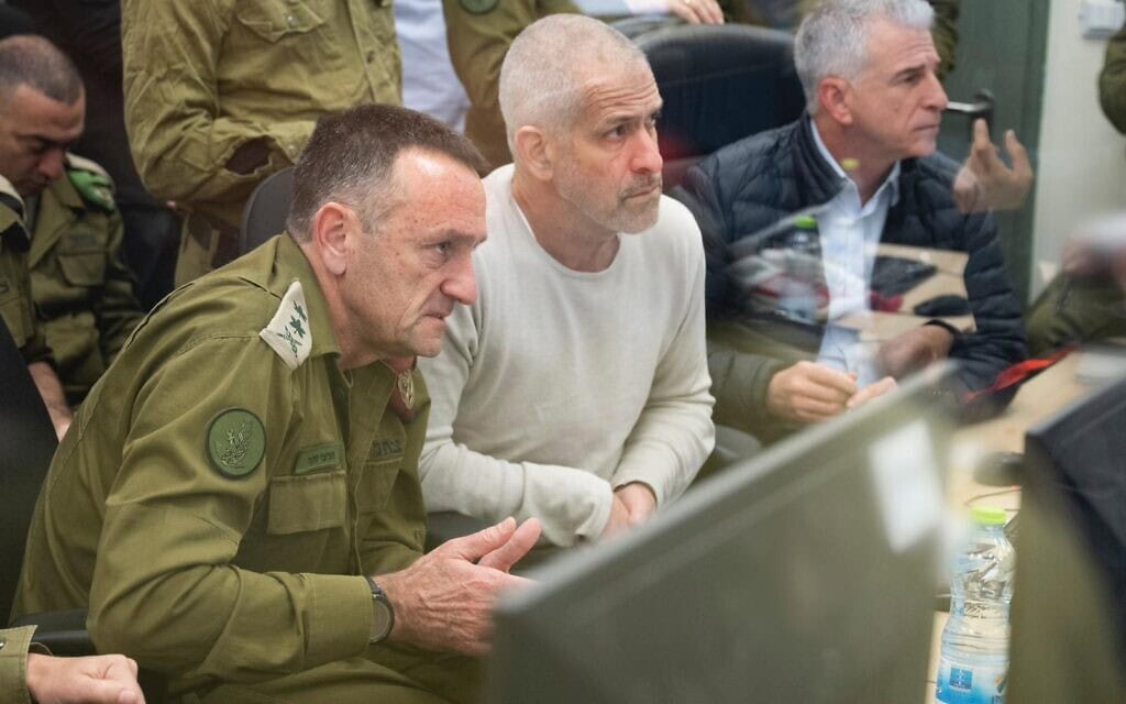 הרמטכ״ל רא״ל הרצי הלוי לצד ראש שב״כ רונן בר וראש המוסד דדי ברנע בחמ״ל השבויים והנעדרים. 25 בינואר 2025 (צילום: דובר צה״ל) הרמטכ״ל רא״ל הרצי הלוי לצד ראש שב״כ רונן בר וראש המוסד דדי ברנע בחמ״ל השבויים והנעדרים. 25 בינואר 2025 (צילום: דובר צה״ל)