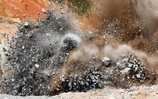 פיצוץ סלעים, אילוסטרציה (צילום: wandee007 / iStock) פיצוץ סלעים, אילוסטרציה (צילום: wandee007 / iStock)