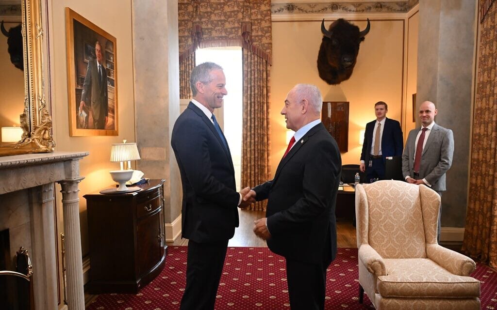 ראש הממשלה בנימין נתניהו נפגש בגבעת הקפיטול בוושינגטון עם מנהיג הרוב בסנאט, ג׳ון ת׳ון, 6 בפברואר 2025 (צילום: אבי אוחיון, לע״מ) ראש הממשלה בנימין נתניהו נפגש בגבעת הקפיטול בוושינגטון עם מנהיג הרוב בסנאט, ג׳ון ת׳ון, 6 בפברואר 2025 (צילום: אבי אוחיון, לע״מ)