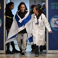 החטוף ששוחרר אלי שרעבי עטוף בדגל ישראל, עם הגעתו לבית החולים שיבא, 8 בפברואר 2025 (צילום: חיים צח / לע"מ) החטוף ששוחרר אלי שרעבי עטוף בדגל ישראל, עם הגעתו לבית החולים שיבא, 8 בפברואר 2025 (צילום: חיים צח / לע"מ)