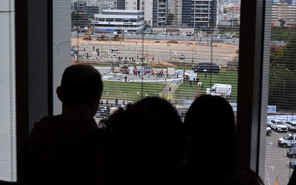 בני משפחתו של טל שהם צופים בנחיתת המסוק בבית החולים בילינסון, 22 בפברואר 2025 בני משפחתו של טל שהם צופים בנחיתת המסוק בבית החולים בילינסון, 22 בפברואר 2025