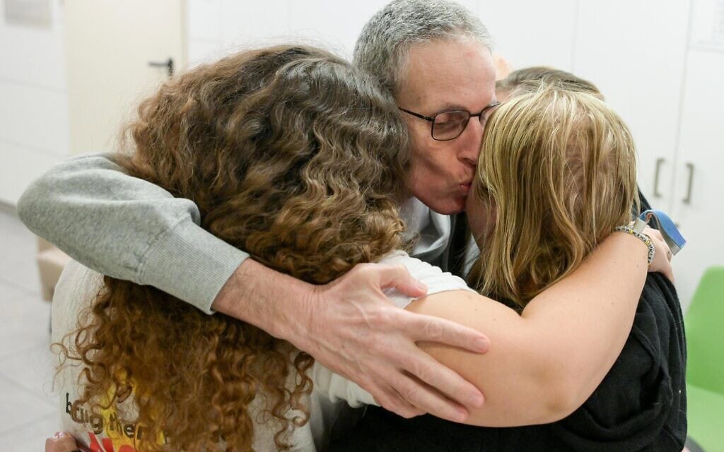 אוהד בן-עמי במפגש המרגש עם בנותיו באיכילוב, 8 בפברואר 2025 (צילום: מעיין טואף / לע"מ) אוהד בן-עמי במפגש המרגש עם בנותיו באיכילוב, 8 בפברואר 2025 (צילום: מעיין טואף / לע"מ)