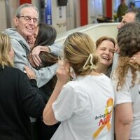 אוהד בן-עמי במפגש המרגש עם בנותיו באיכילוב, 8 בפברואר 2025 (צילום: מעיין טואף / לע"מ) אוהד בן-עמי במפגש המרגש עם בנותיו באיכילוב, 8 בפברואר 2025 (צילום: מעיין טואף / לע"מ)