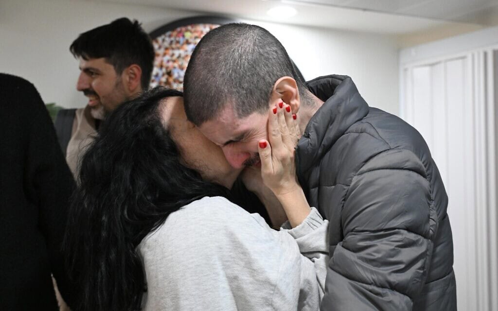 החטוף ששוחרר אור לוי במפגש עם בני משפחתו, עם הגעתו לבית החולים שיבא שבתל השומר, 8 בפברואר 2025 (צילום: חיים צח / לע"מ) החטוף ששוחרר אור לוי במפגש עם בני משפחתו, עם הגעתו לבית החולים שיבא שבתל השומר, 8 בפברואר 2025 (צילום: חיים צח / לע"מ)