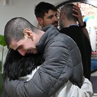החטוף ששוחרר אור לוי במפגש עם בני משפחתו, עם הגעתו לבית החולים שיבא שבתל השומר, 8 בפברואר 2025 (צילום: חיים צח / לע"מ) החטוף ששוחרר אור לוי במפגש עם בני משפחתו, עם הגעתו לבית החולים שיבא שבתל השומר, 8 בפברואר 2025 (צילום: חיים צח / לע"מ)