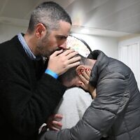 החטוף ששוחרר אור לוי במפגש עם בני משפחתו, עם הגעתו לבית החולים שיבא שבתל השומר, 8 בפברואר 2025 (צילום: חיים צח / לע"מ) החטוף ששוחרר אור לוי במפגש עם בני משפחתו, עם הגעתו לבית החולים שיבא שבתל השומר, 8 בפברואר 2025 (צילום: חיים צח / לע"מ)