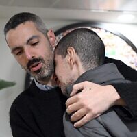 החטוף ששוחרר אור לוי במפגש עם בני משפחתו, עם הגעתו לבית החולים שיבא שבתל השומר, 8 בפברואר 2025 (צילום: חיים צח / לע"מ) החטוף ששוחרר אור לוי במפגש עם בני משפחתו, עם הגעתו לבית החולים שיבא שבתל השומר, 8 בפברואר 2025 (צילום: חיים צח / לע"מ)