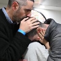 החטוף ששוחרר אור לוי במפגש עם בני משפחתו, עם הגעתו לבית החולים שיבא שבתל השומר, 8 בפברואר 2025 (צילום: חיים צח / לע"מ) החטוף ששוחרר אור לוי במפגש עם בני משפחתו, עם הגעתו לבית החולים שיבא שבתל השומר, 8 בפברואר 2025 (צילום: חיים צח / לע"מ)