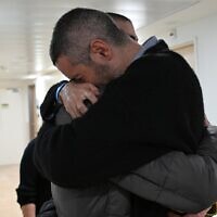החטוף ששוחרר אור לוי במפגש עם בני משפחתו, עם הגעתו לבית החולים שיבא שבתל השומר, 8 בפברואר 2025 (צילום: חיים צח / לע"מ) החטוף ששוחרר אור לוי במפגש עם בני משפחתו, עם הגעתו לבית החולים שיבא שבתל השומר, 8 בפברואר 2025 (צילום: חיים צח / לע"מ)