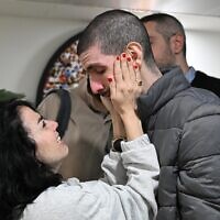 החטוף ששוחרר אור לוי במפגש עם בני משפחתו, עם הגעתו לבית החולים שיבא שבתל השומר, 8 בפברואר 2025 (צילום: חיים צח / לע"מ) החטוף ששוחרר אור לוי במפגש עם בני משפחתו, עם הגעתו לבית החולים שיבא שבתל השומר, 8 בפברואר 2025 (צילום: חיים צח / לע"מ)