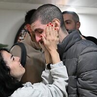 החטוף ששוחרר אור לוי במפגש עם בני משפחתו, עם הגעתו לבית החולים שיבא שבתל השומר, 8 בפברואר 2025 (צילום: חיים צח / לע"מ) החטוף ששוחרר אור לוי במפגש עם בני משפחתו, עם הגעתו לבית החולים שיבא שבתל השומר, 8 בפברואר 2025 (צילום: חיים צח / לע"מ)
