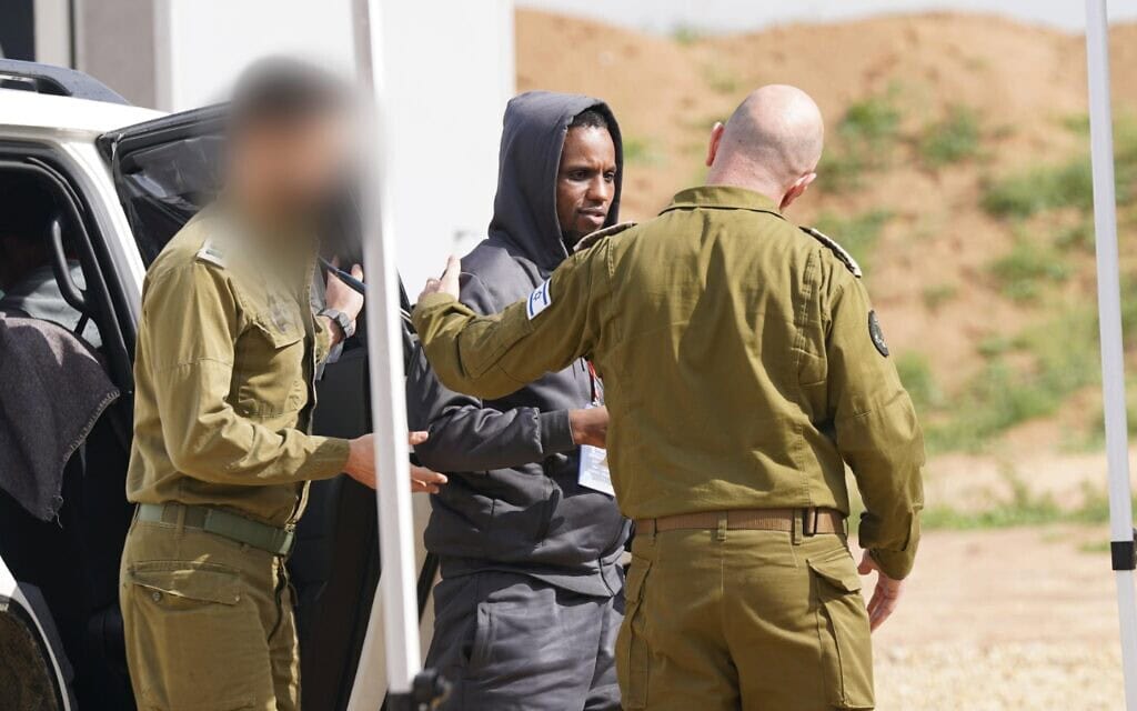 אברה מנגיסטו עובר לידי כוח צה"ל, 22 בפברואר 2025 (צילום: דובר צה"ל) אברה מנגיסטו עובר לידי כוח צה"ל, 22 בפברואר 2025 (צילום: דובר צה"ל)