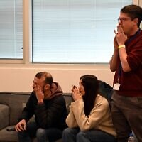 משפחתו של טל שהם צופה ברגעי השחרור, 22 בפברואר 2025 (צילום: חיים צח / לע"מ) משפחתו של טל שהם צופה ברגעי השחרור, 22 בפברואר 2025 (צילום: חיים צח / לע"מ)