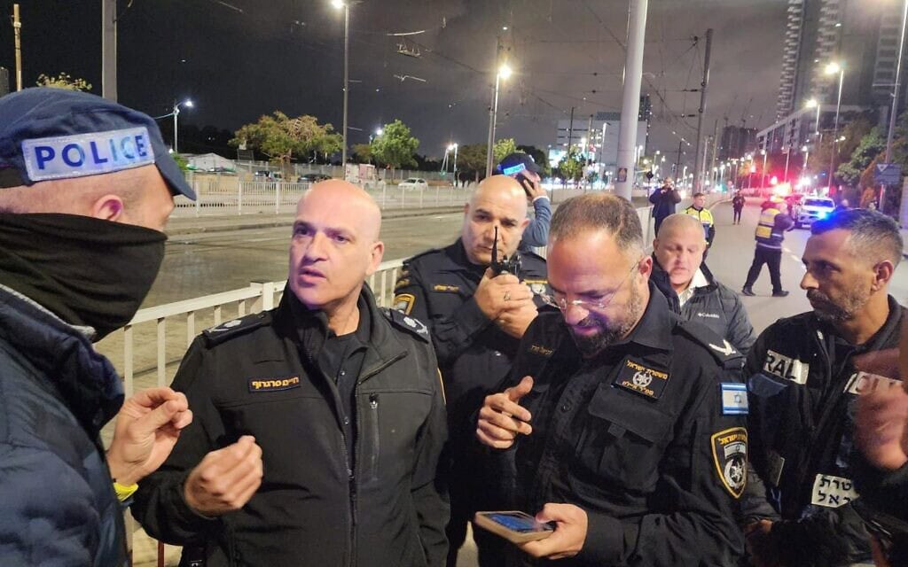 המפכ"ל בזירת פיצוץ אוטובוס בבת ים, 20 בפברואר 2025 (צילום: דוברות המשטרה) המפכ"ל בזירת פיצוץ אוטובוס בבת ים, 20 בפברואר 2025 (צילום: דוברות המשטרה)