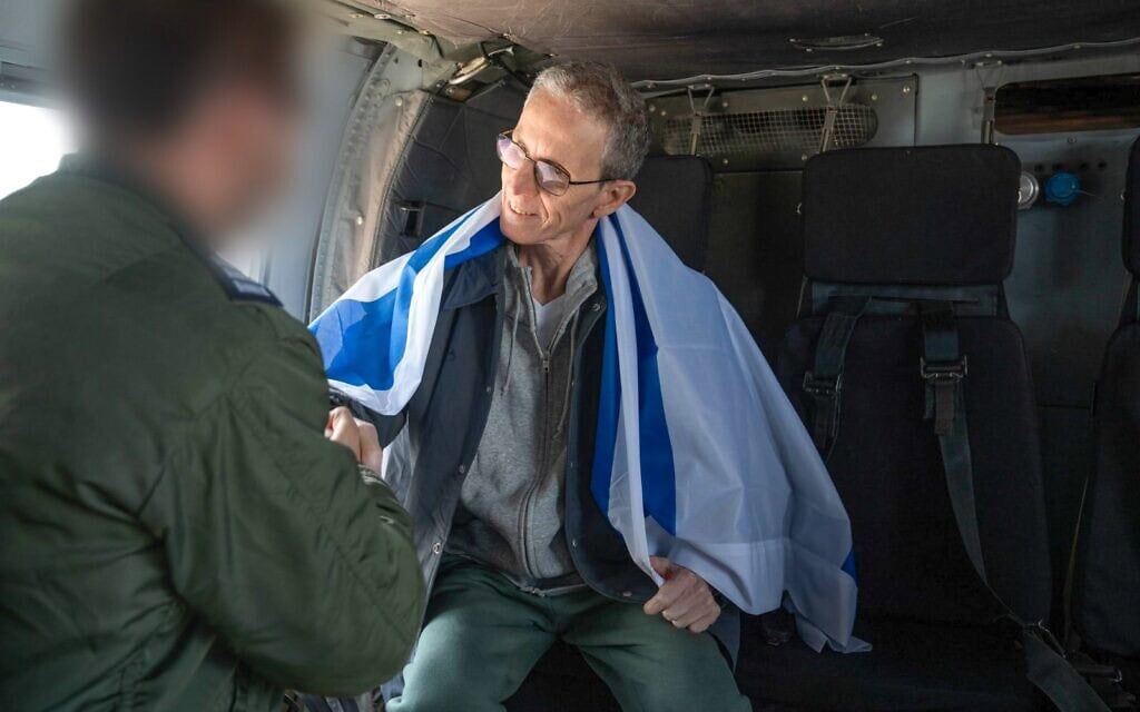 אוהד בן עמי במסוק בדרך לבית החולים, 8 בפברואר 2025 (צילום: דובר צה"ל) אוהד בן עמי במסוק בדרך לבית החולים, 8 בפברואר 2025 (צילום: דובר צה"ל)