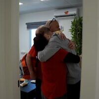 יאיר הורן במפגש המרגש עם אמו רותי ואחיו עמוס, בנקודת הקליטה הראשונית בישראל, 15 בפברואר 2025 (צילום: דובר צה"ל) יאיר הורן במפגש המרגש עם אמו רותי ואחיו עמוס, בנקודת הקליטה הראשונית בישראל, 15 בפברואר 2025 (צילום: דובר צה"ל)