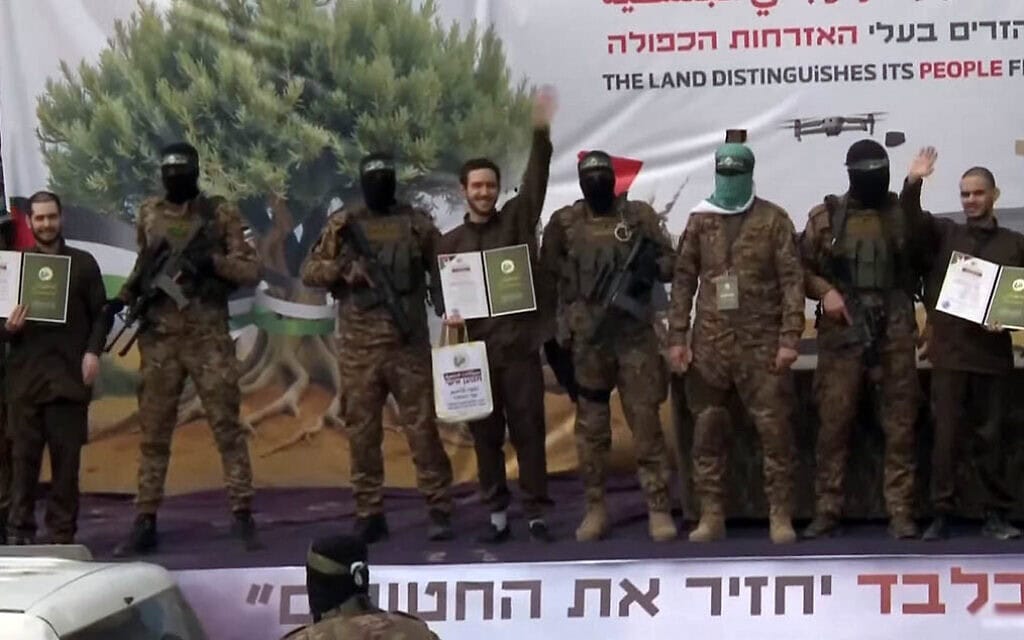 עומר ונקרט, עומר שם טוב ואליה כהן על במת חמאס בנוסיראת, 22 בפברואר 2025 (צילום: צילום מסך) עומר ונקרט, עומר שם טוב ואליה כהן על במת חמאס בנוסיראת, 22 בפברואר 2025 (צילום: צילום מסך)