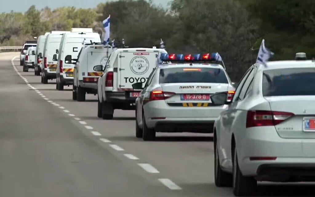 השיירה בה החטופים החללים עושה דרכה למכון המשפטי באבו כביר. 20 בפברואר 2025 (צילום: צילום מסך, דוברות המשטרה) השיירה בה החטופים החללים עושה דרכה למכון המשפטי באבו כביר. 20 בפברואר 2025 (צילום: צילום מסך, דוברות המשטרה)