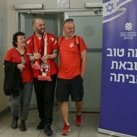 יאיר הורן במפגש עם בני משפחתו, עם הגעתו לבית החולים איכילוב, 15 בפברואר 2025 (צילום: מעיין טואף / לע"מ) יאיר הורן במפגש עם בני משפחתו, עם הגעתו לבית החולים איכילוב, 15 בפברואר 2025 (צילום: מעיין טואף / לע"מ)