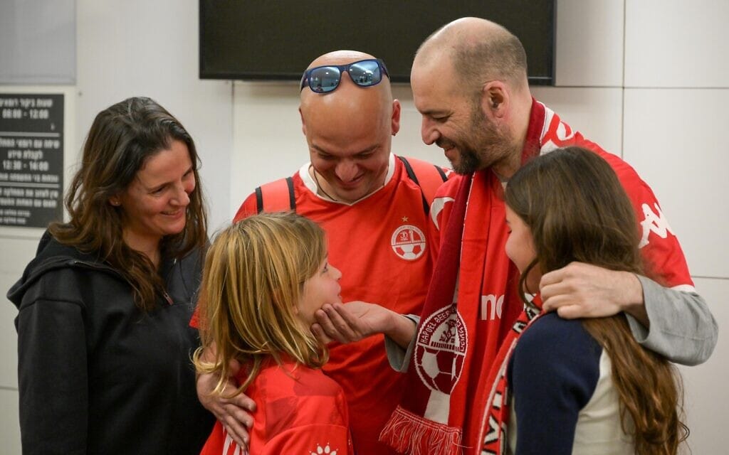 יאיר הורן במפגש עם בני משפחתו, עם הגעתו לבית החולים איכילוב, 15 בפברואר 2025 (צילום: מעיין טואף / לע"מ) יאיר הורן במפגש עם בני משפחתו, עם הגעתו לבית החולים איכילוב, 15 בפברואר 2025 (צילום: מעיין טואף / לע"מ)