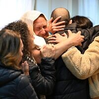 אלי שרעבי במפגש עם אחיו ואחיותיו בבית החולים שיבא, 8 בפברואר 2025 (צילום: חיים צח / לע"מ) אלי שרעבי במפגש עם אחיו ואחיותיו בבית החולים שיבא, 8 בפברואר 2025 (צילום: חיים צח / לע"מ)