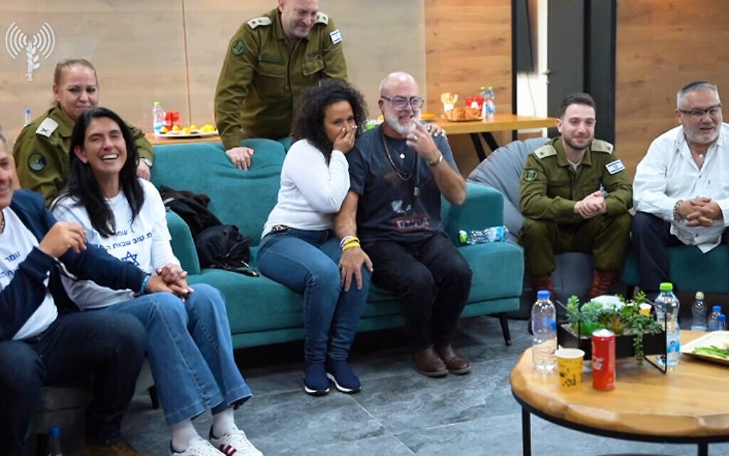 משפחותיהם של אליה כהן, עומר ונקרט ועומר שם טוב צופות בהעברתם לידי הצלב האדום, 22 בפברואר 2025 (צילום: צילום מסך דובר צה"ל) משפחותיהם של אליה כהן, עומר ונקרט ועומר שם טוב צופות בהעברתם לידי הצלב האדום, 22 בפברואר 2025 (צילום: צילום מסך דובר צה"ל)