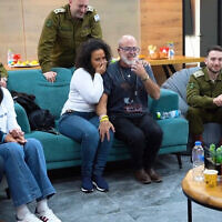 משפחותיהם של אליה כהן, עומר ונקרט ועומר שם טוב צופות בהעברתם לידי הצלב האדום, 22 בפברואר 2025 (צילום: צילום מסך דובר צה"ל) משפחותיהם של אליה כהן, עומר ונקרט ועומר שם טוב צופות בהעברתם לידי הצלב האדום, 22 בפברואר 2025 (צילום: צילום מסך דובר צה"ל)