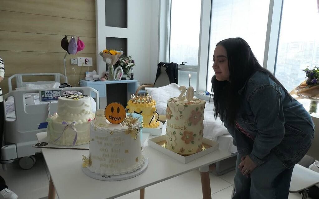 החטופה המשוחררת לירי אלבג חוגגת יום הולדת 20 לאחר השחרור, 4 בפברואר 2025 (צילום: מתוך אינסטגרם) החטופה המשוחררת לירי אלבג חוגגת יום הולדת 20 לאחר השחרור, 4 בפברואר 2025 (צילום: מתוך אינסטגרם)