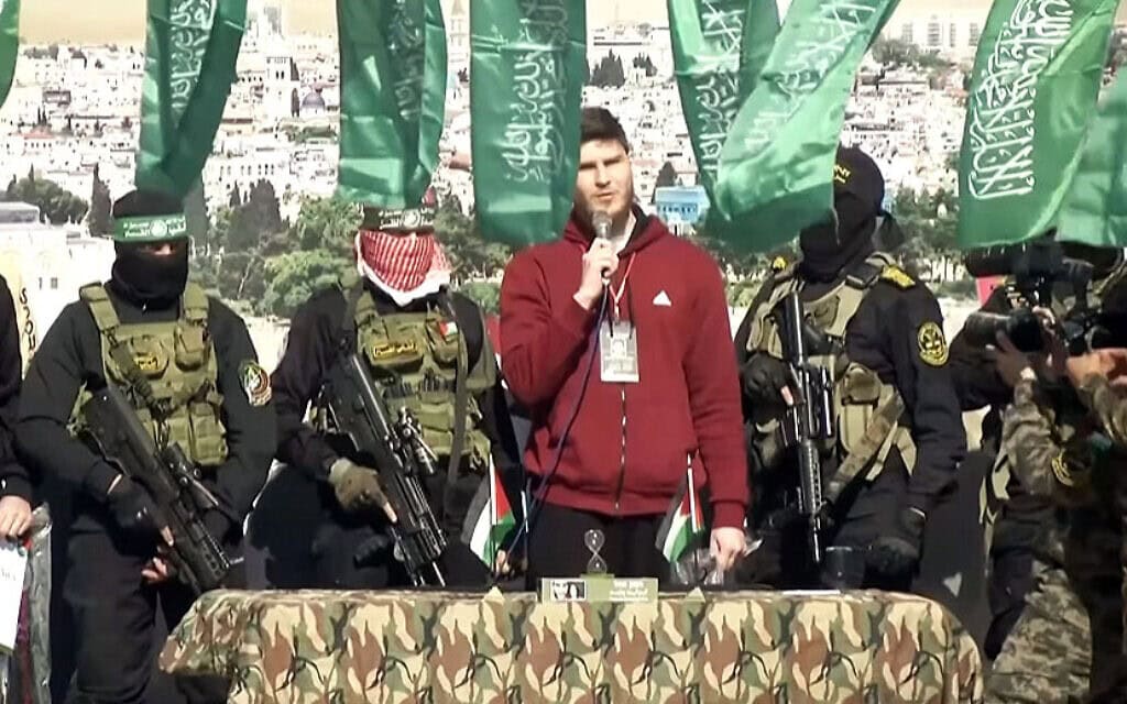 סשה טרופנוב על הבמה שהקים חמאס בחאן יונס לפני שיועבר לצלב האדום, 15 בפברואר 2025 (צילום: צילום מסך) סשה טרופנוב על הבמה שהקים חמאס בחאן יונס לפני שיועבר לצלב האדום, 15 בפברואר 2025 (צילום: צילום מסך)